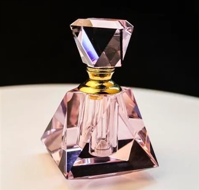 क्रिस्टल इत्र की बोतल